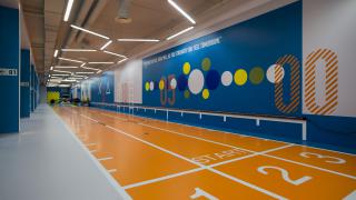 Trainingskampen met velden extra's zoals de faciliteiten en diensten in het Voetbalmedisch Centrum